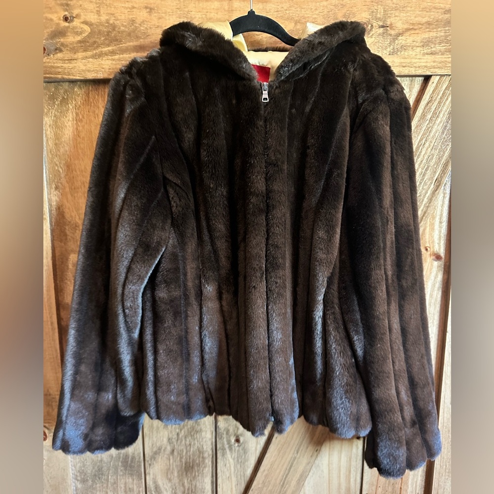 ESPIRIT Vintage Y2K Faux Fur Jacket with Hoodie & Pockets.  Size Large. 40” Bust